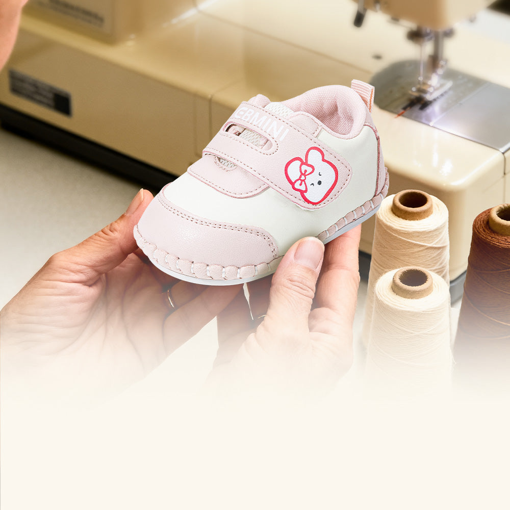 EBMINI SNOOZE bear baby crib shoes — flexibility detail