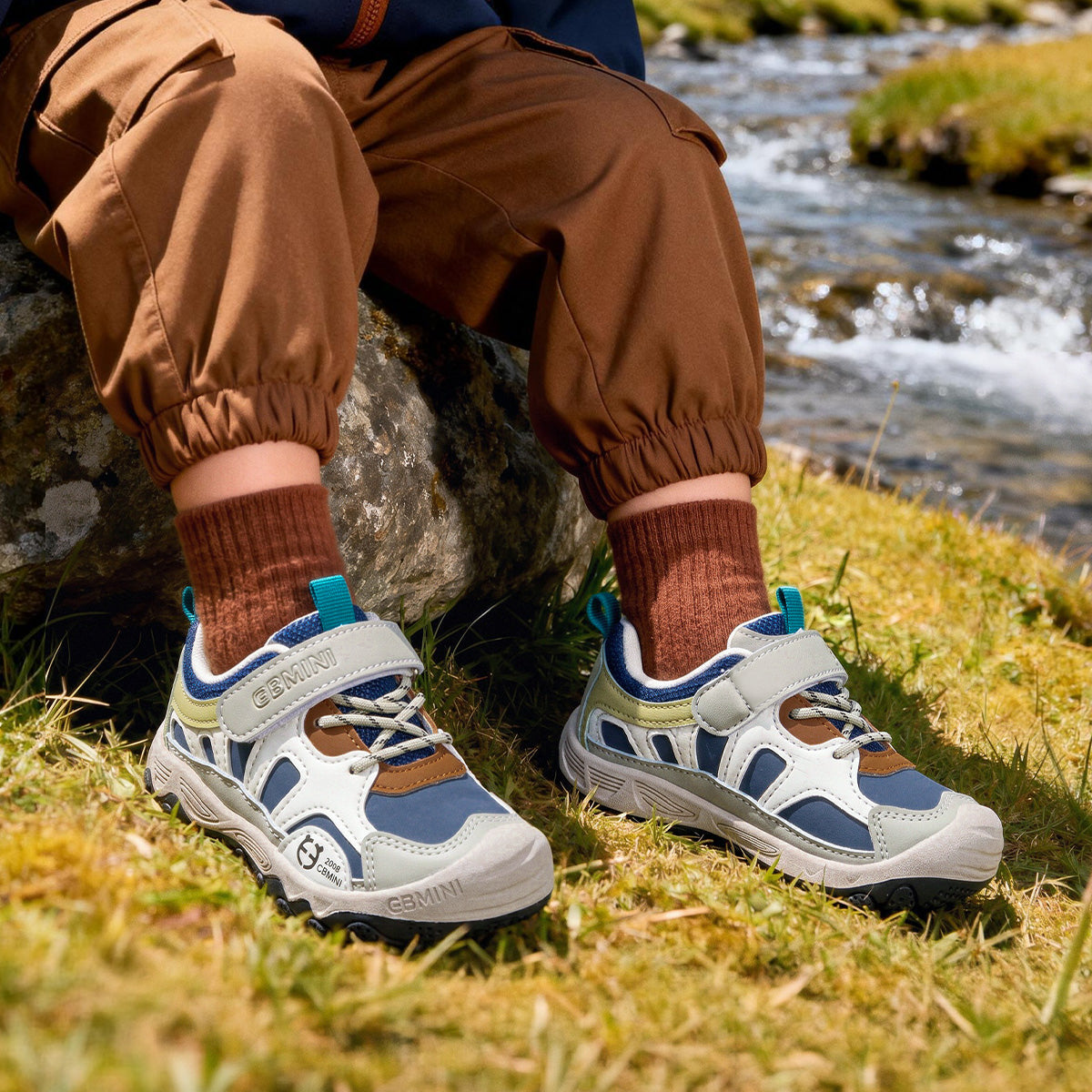 EBMINI VOYAGE child walking in the sneakers outdoors